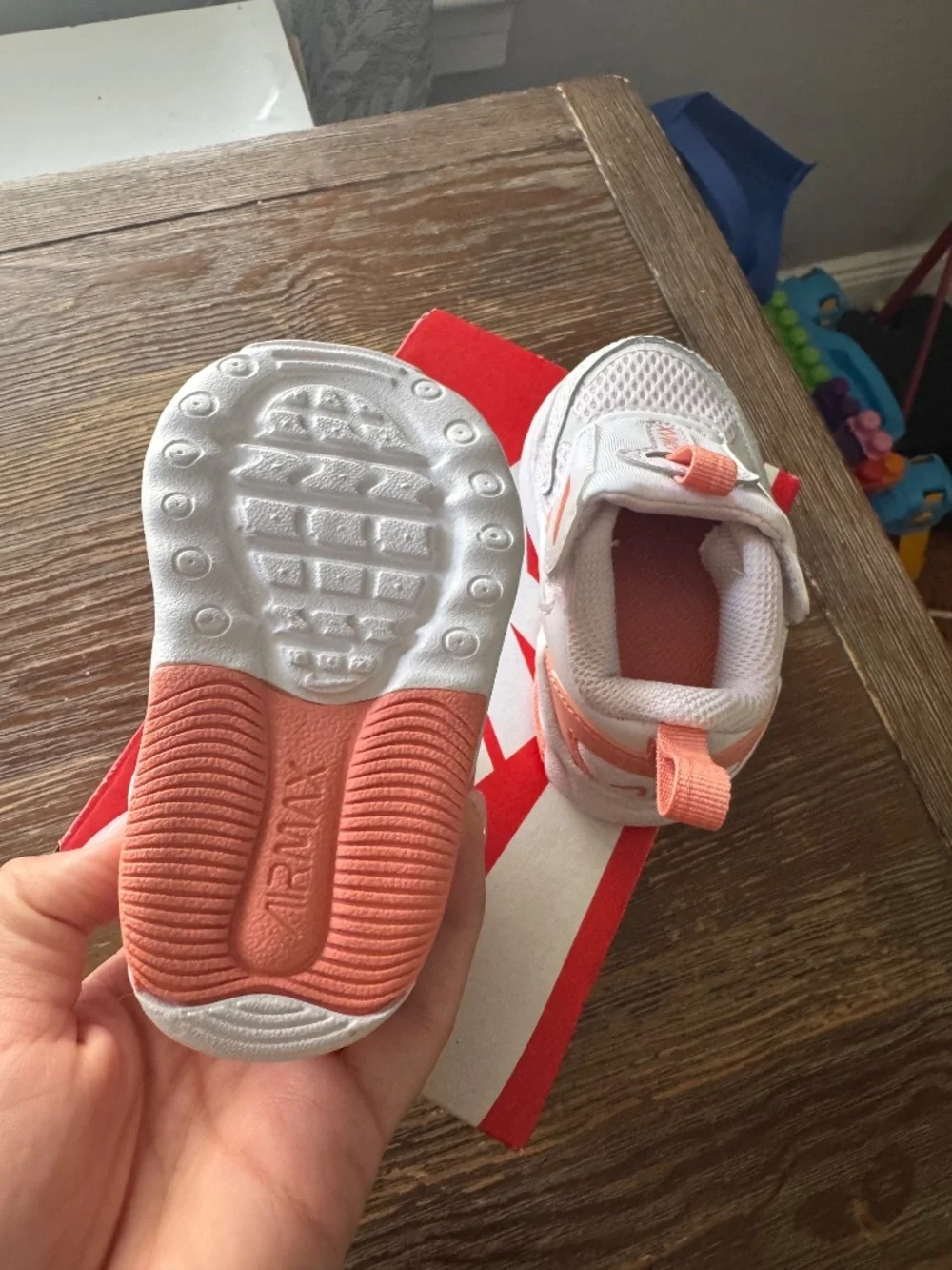 Nike Omni Multi-Court TD (Toddler/Baby) sneakers, in White/Coral Chalk/Sea C